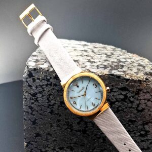 Hirsch Green Message Damenuhr in Eisblau – nachhaltige Solaruhr mit modernem Design - rPET Uhrband und Krone auf der 3 Uhr Position