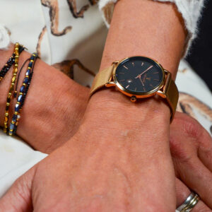 Elegante schwarze Damenuhr aus der Andrea Cervo Kollektion mit rose goldenem Milanaise-Armband und feinen minimalistischen Details - Am Handgelenk