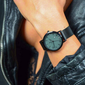 Elegante schwarze Damenuhr aus der Andrea Cervo Kollektion mit schwarzem Milanaise-Armband und feinen minimalistischen Details - Am Handgelenk