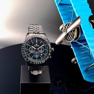 Orbit Chrono Schwarz Herrenchronograph mit schwarzer Rechenschieber-Lünette und Präsidentenarmband - Frontansicht mit Modelflieger