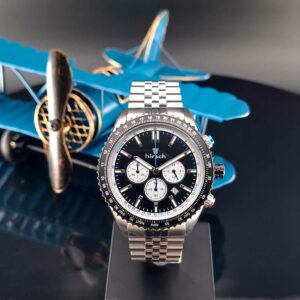 Orbit Chrono Silber Herrenchronograph mit schwarzer Rechenschieber-Lünette und Präsidentenarmband - Frontanischt mit Flugzeug